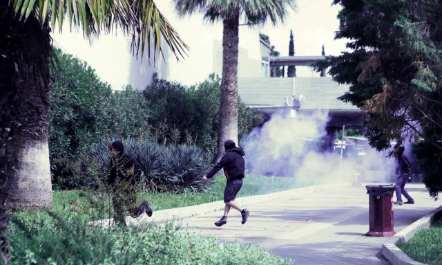 Εισβολή φοιτητών στην Πρυτανεία του ΑΠΘ - Έσπασαν με σφυριά τους μεντεσέδες στην πόρτα