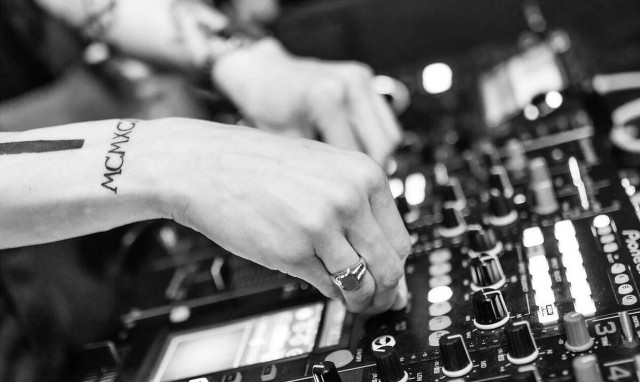 Κλείνει τη μουσική στις 23:00 και ο Δήμος Βάρης-Βούλας-Βουλιαγμένης