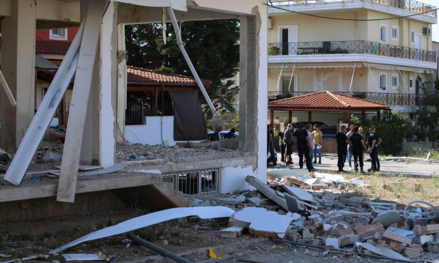 Μενίδι: Νέα τροπή στις έρευνες για την έκρηξη - Βρέθηκαν 15 κούτες με λαθραία τσιγάρα στο ξυλουργείο