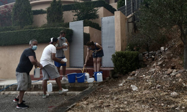 Φωτιά στη Βούλα: Ζημιές σε 20 σπίτια - Μαίνεται η μεγάλη πυρκαγιά