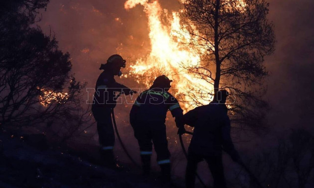 Emergency message to Ano Voula residents to evacuate, while firefighters battle blaze at foothills