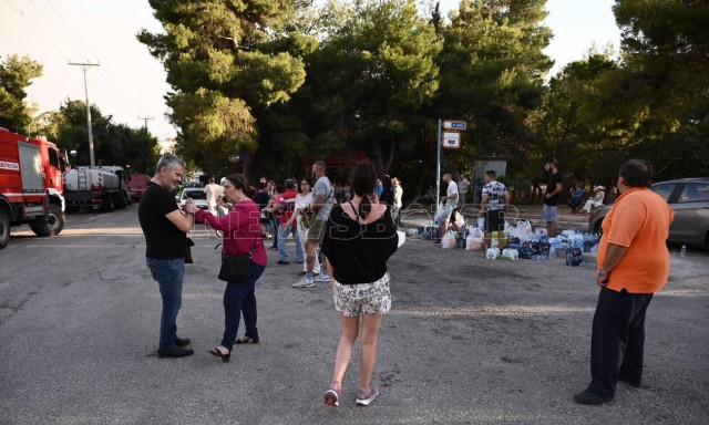 Φωτιά στη Βούλα: Εθελοντές συγκεντρώνουν νερό και τρόφιμα για κατοίκους και πυροσβέστες