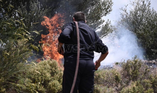 Πυρκαγιά στη Γλυφάδα - Οι πρώτες εικόνες και βίντεο