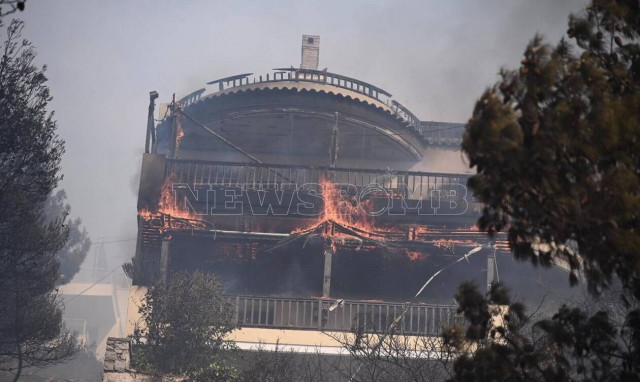 Φωτιά τώρα: Καίγονται σπίτια στη Βούλα