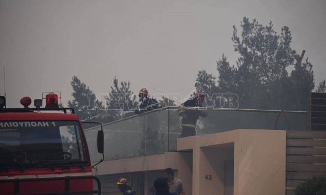 Φωτιά τώρα: Μήνυμα του 112 για εκκένωση της Βούλας - Συγκλονιστικές εικόνες και βίντεο