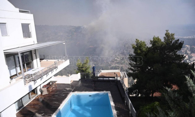 Φωτιά στη Βούλα: Άνοιξε σχολείο για τη φιλοξενία των κατοίκων