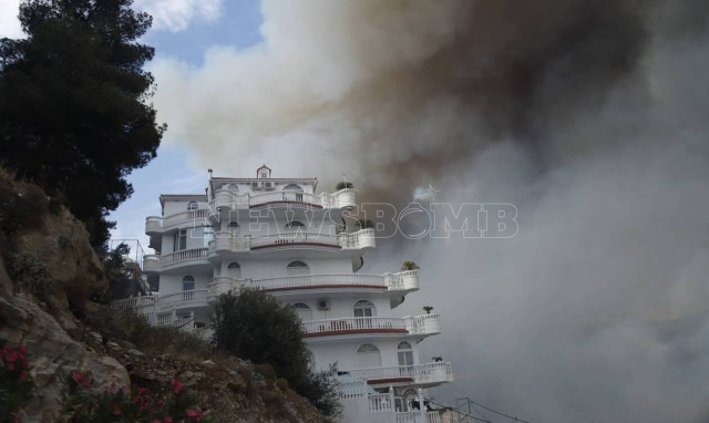 Φωτιά στη Βούλα: Έκτακτη ενημέρωση από την Πυροσβεστική για την εξέλιξη της μεγάλης πυρκαγιάς