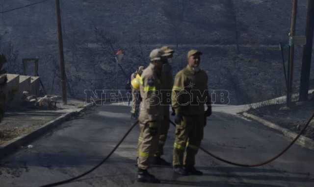 Φωτιά τώρα: Μάχη με τις αναζωπυρώσεις στη Βούλα - Προσπάθεια οριοθέτησης της πυρκαγιάς