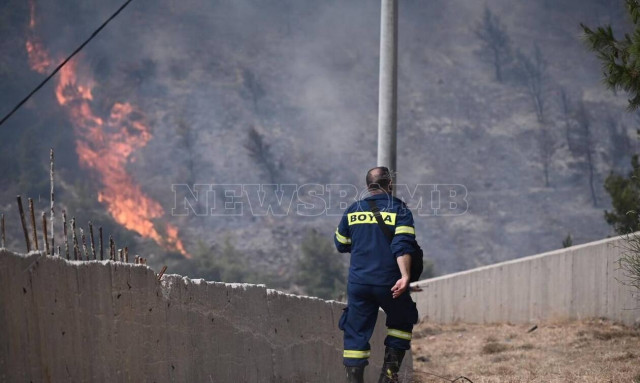 Φωτιά στη Βούλα: Πυροσβέστης με αναπνευστικά προβλήματα στο Στρατιωτικό Νοσοκομείο