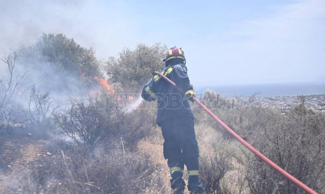 Φωτιά στη Βούλα: Τρεις πυροσβέστες τραυματίες