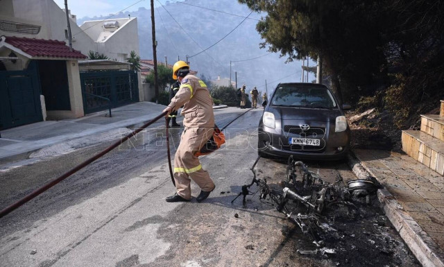 Φωτιά στη Βούλα: Αρνούνται να φύγουν οι κάτοικοι από τα σπίτια τους - Δραματικές εκκλήσεις των Αρχών