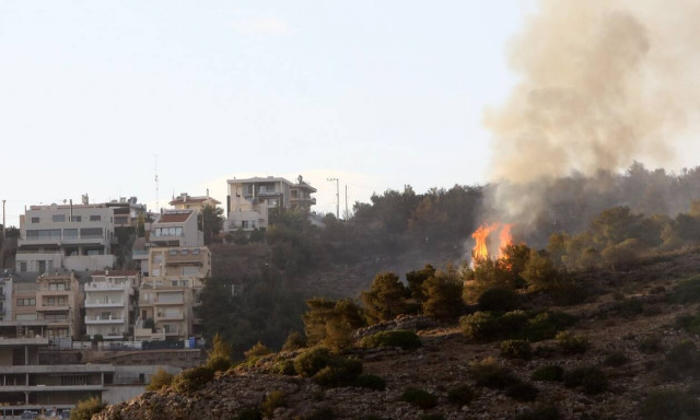 Φωτιά στη Βούλα: Πύρινη κόλαση για 8 ώρες - Κάηκαν περιουσίες και εκατοντάδες στρέμματα δάσους
