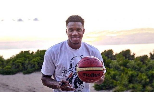 Γιάννης Αντετοκούνμπο: Διακοπές στην Costa Navarino με την οικογένειά του