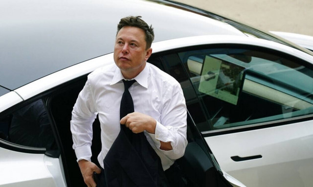 Tα «γυρίζει» τώρα ο Έλον Μασκ: Μετά τις απολύσεις, προαναγγέλλει προσλήψεις στην Tesla