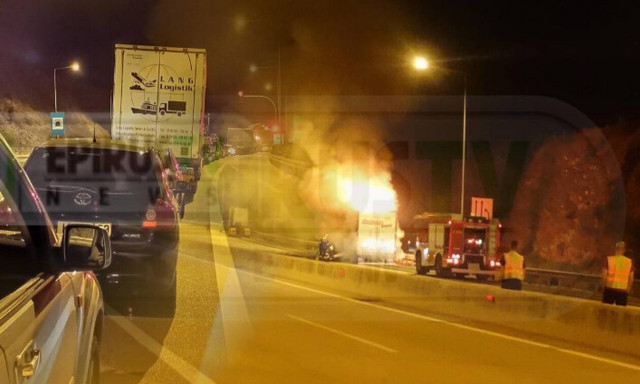 Ιωάννινα: Νταλίκα τυλίχθηκε στις φλόγες στην Εγνατία Οδό