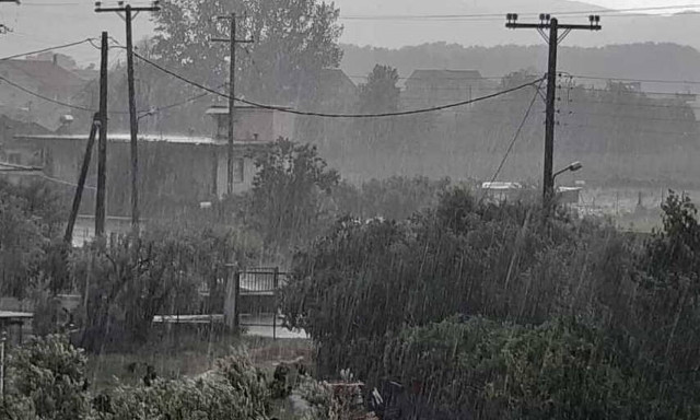 Ηράκλεια Σερρών: Ισχυρή καταιγίδα με χαλάζι - Oι δρόμοι μετατράπηκαν σε ορμητικά ποτάμια