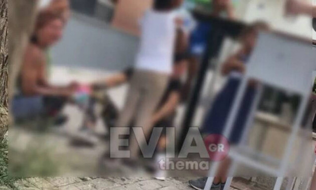 Χαλκίδα: Χαμός στο κέντρο της πόλης – Γυναίκα βρισκόταν σε αμόκ μέσα στα αίματα