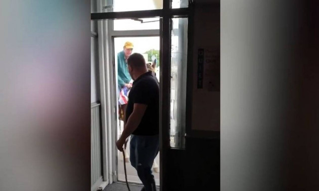 Βρετανία: Μεθυσμένος επιχείρησε να μπει με άλογο σε παμπ και κατέληξε στο... πεζοδρόμιο!