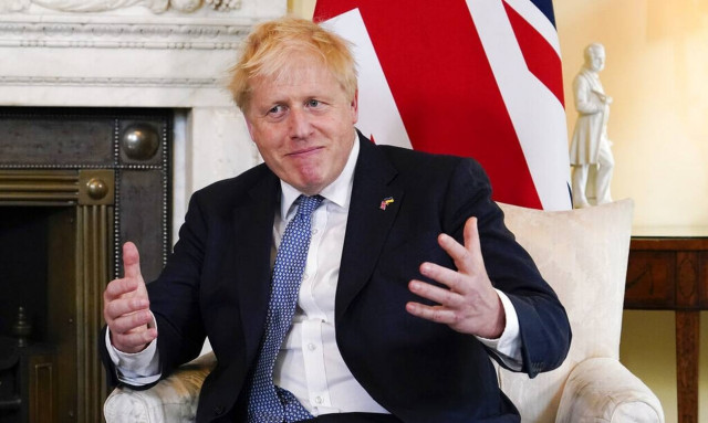 Bρετανία: Ο «πληγωμένος» Τζόνσον προσπαθεί να ανακτήσει την εξουσία μετά την ψήψο εμπιστοσύνης