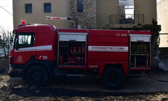 Ασπρόπυργος: Ανησυχία για το τοξικό νέφος από τη φωτιά στο εργοστάσιο με τα πλαστικά