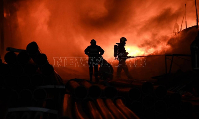 Φωτιά στον Ασπρόπυργο: Ολονύχτια μάχη στο εργοστάσιο με τα πλαστικά - Αποπνικτική η ατμόσφαιρα