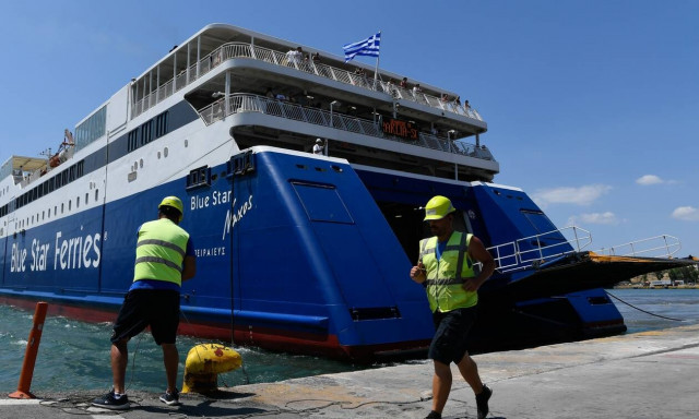Πειραιάς: Αυτοκίνητο έπεσε στο λιμάνι – Νοσηλεύεται ο οδηγός