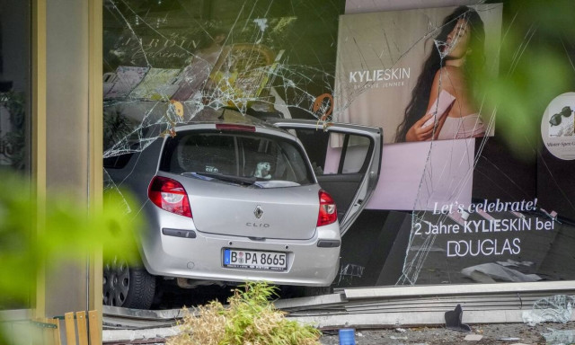 Βερολίνο: Ο οδηγός έτρεχε με μεγάλη ταχύτητα - Οι πρώτες μαρτυρίες για το δυστύχημα με τον 1 νεκρό