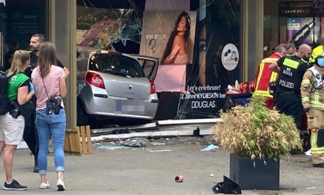 Συναγερμός στο Βερολίνο: Όχημα έπεσε σε πλήθος - Ένας νεκρός, πολλοί τραυματίες