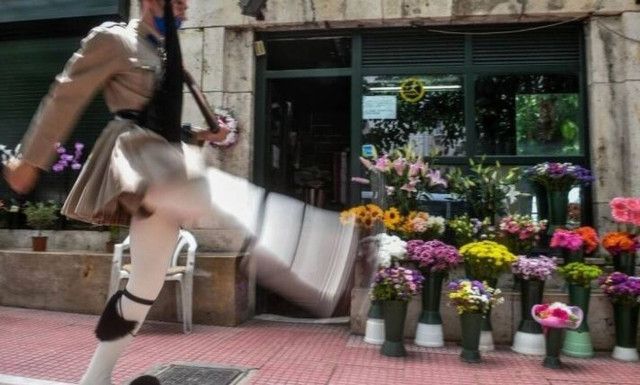 Δεν δέχθηκε την ανθοδέσμη και του την έφερε στο κεφάλι: «Καλά, δεν ντρέπεσαι;» (vid)