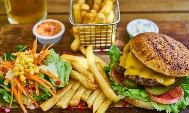 Μπέργκερς χωρίς μαρούλι και κοτοπουλάδικα χωρίς... κοτόπουλο - Η επισιτιστική κρίση «φουντώνει»