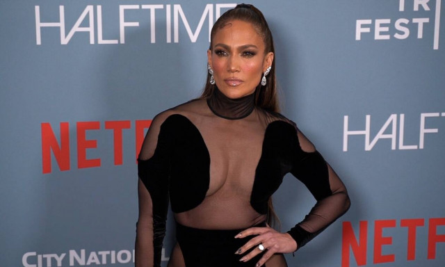 Τζένιφερ Λόπεζ: Πιο σέξι από ποτέ! Η εμφάνιση με τη μαύρη τουαλέτα που καλύπτε μόνο τα απαραίτητα