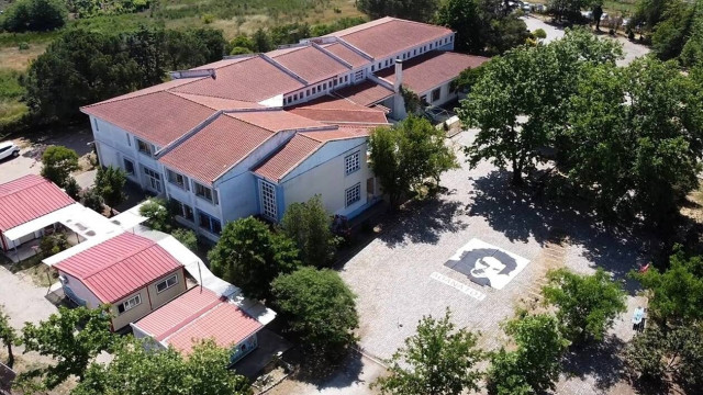 Εντυπωσιακό πορτρέτο 35 τ.μ. του Μίκη Θεοδωράκη σε σχολείο της Ξάνθης