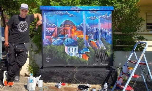 Νίκος Παππάς: Ο ζωγράφος που αποτυπώνει τις παιδικές αναμνήσεις σε T-Shirt και τοίχους