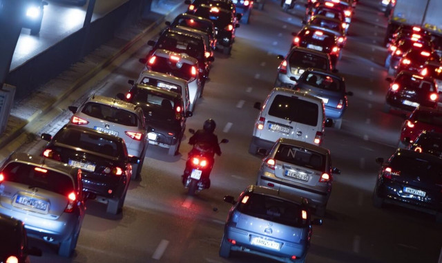 Κίνηση: Ατύχημα και μποτιλιάρισμα στην Αττική Οδό - Προβλήματα σε Κηφισό και Πειραιά - Δείτε χάρτες