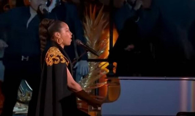 Αλίσια Κις: Η απάντηση μετά τις αντιδράσεις που προκάλεσε το τραγούδι της στο Πλατινένιο Ιωβηλαίο