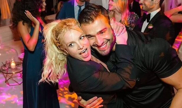 Μπρίτνεϊ Σπίαρς: Το ξέφρενο γαμήλιο πάρτι - Φόρεσε το σακάκι του γαμπρού χωρίς το... παντελόνι