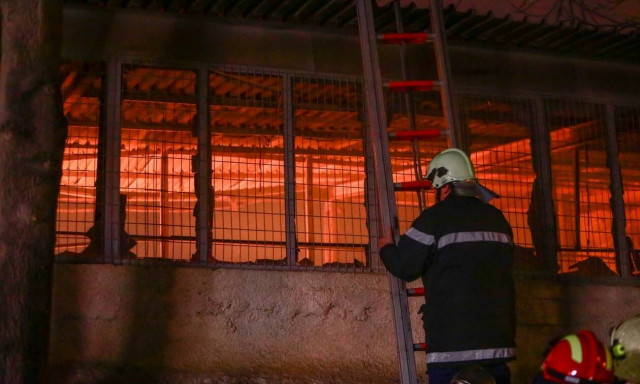 Φωτιά τώρα: Στις φλόγες αποθήκη στον Άγιο Ιωάννη Ρέντη