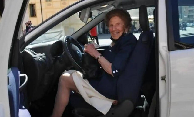 Ιταλία: Αιωνόβια super γιαγιά ανανέωσε το δίπλωμα οδήγησής της για δυο ακόμα χρόνια