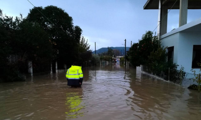 Σαρώνει η κακοκαιρία Genesis: Πολλά προβλήματα σε όλη τη χώρα - Πού θα «χτυπήσει» τις επόμενες ώρες