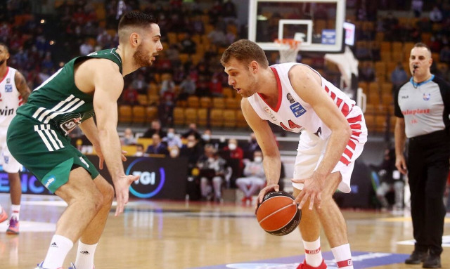 «Ερυθρόλευκο» φαβορί, αλλά «πράσινη» παράδοση