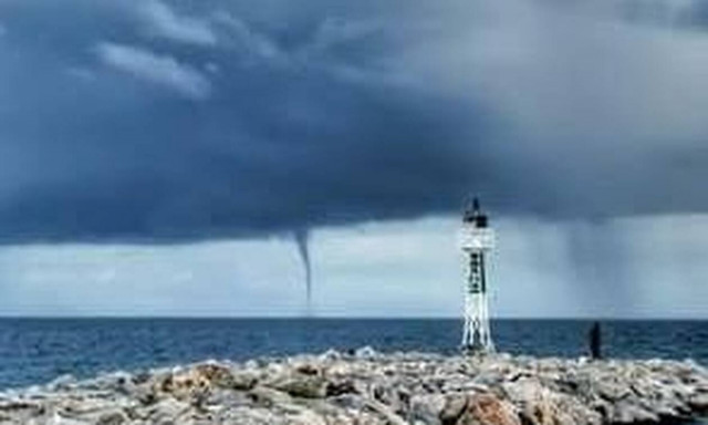 Χαλκιδική: Υδροστόβιλος ανοιχτά των Νέων Μουδανιών