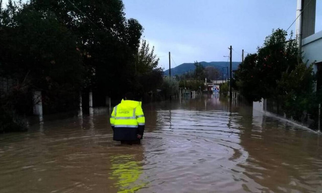 Σε επιφυλακή η Πυροσβεστική για την κακοκαιρία Genesis - Πού θα «χτυπήσει» τις επόμενες ώρες