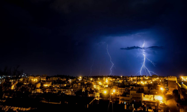 Κακοκαιρία Genesis: Πάνω από 290 κλήσεις στην Πυροσβεστική - Έπεσαν χιλιάδες κεραυνοί σε όλη τη χώρα