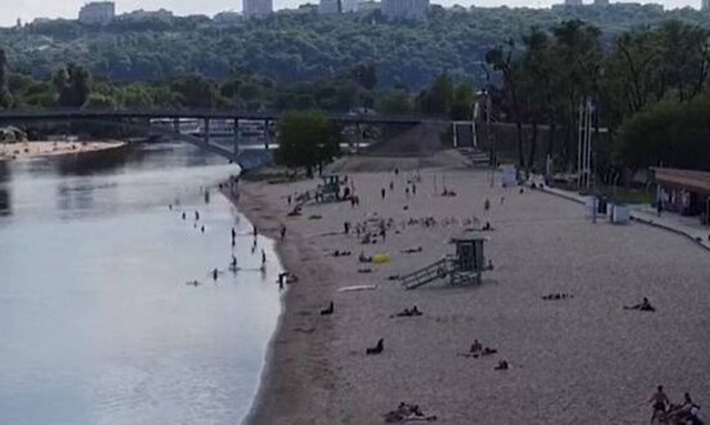 Πόλεμος στην Ουκρανία: Στο Κίεβο κατακλύζουν τις όχθες του Δνείπερου για λίγο ήλιο και ελευθερία