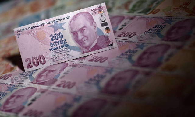 Τουρκία: Δεν έχει τέλος ο κατήφορος της τουρκικής λίρας- Πονοκέφαλος η αύξηση στην τιμή της βενζίνης