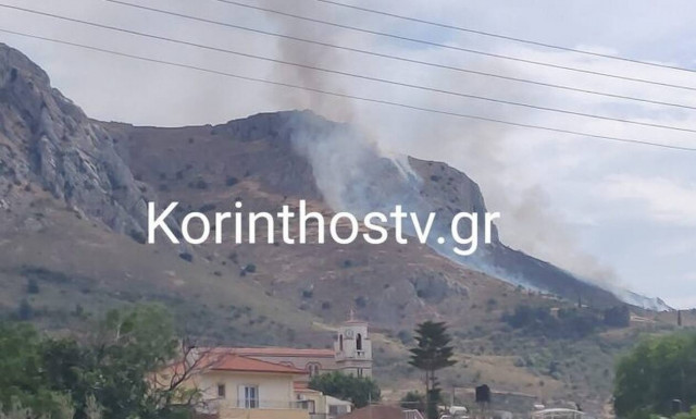 Φωτιά τώρα: Πυρκαγιά ξέσπασε στους πρόποδες του κάστρου της Αρχαίας Κορίνθου