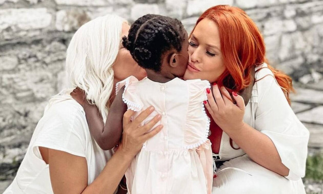 Κοντοβά-Καλημέρης: Βάφτισαν την κόρη του Ada στο Νυμφαίο με νονά τη Σίσσυ Χρηστίδου