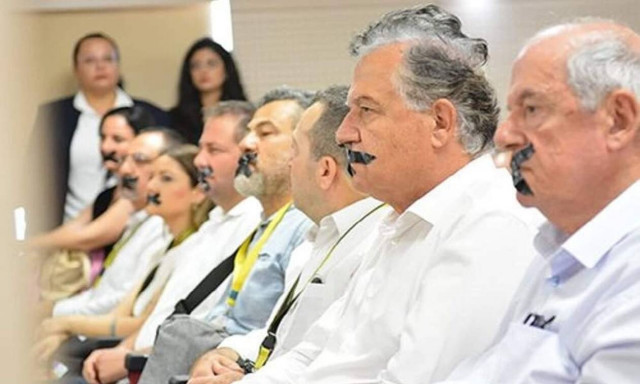 Κατεχόμενα: Με μαύρες ταινίες στα στόματά τους διαμαρτύρονται οι Τουρκοκύπριοι δημοσιογράφοι