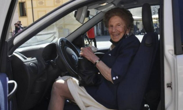 Iταλίδα γιαγιά 100 ετών ανανέωσε το δίπλωμά της!