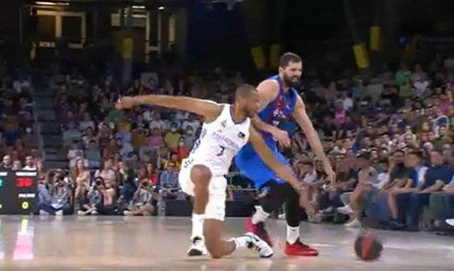 «Πάγωσαν» στο Μπαρτσελόνα – Ρεάλ: Τρομακτικός τραυματισμός του Άντονι Ράντολφ - Η άσχημη στιγμή (vd)